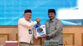 Bupati Tanjung Jabung Barat, Drs. H. Anwar Sadat, M.Ag (kanan), menyerahkan Laporan Keuangan Pemerintah Daerah (LKPD) Unaudited Tahun Anggaran 2025 kepada Kepala BPK Perwakilan Provinsi Jambi, Muhamad Toha, SE., M.Si (kiri), di Auditorium BPK Jambi, Selasa (31/03). (FOTO : Dok. Prokopim)