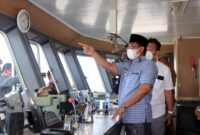 Bupati Tanjab Barat Anwar Sadat Saat Meninjau KMP Surya 777 di Dermaga Pelabuhan Penyeberangan Roro Kuala Tungkal, Senin (12/04/21).