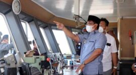Bupati Tanjab Barat Anwar Sadat Saat Meninjau KMP Surya 777 di Dermaga Pelabuhan Penyeberangan Roro Kuala Tungkal, Senin (12/04/21).