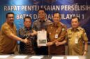 KESEPAKATAN BATAS DAERAH: Gubernur Jambi, Al Haris (kanan), bersama Bupati Muarojambi, Bambang Bayu Suseno (dua dari kanan), didampingi Direktur Toponimi dan Batas Daerah Kemendagri, Raziras Rahmadillah (tengah), menunjukkan dokumen kesepakatan dalam Rapat Penyelesaian Perselisihan Batas Daerah Wilayah 1 di Orchardz Hotel Jayakarta, Jakarta, Senin (18/5/2026). Pertemuan ini menandai diserahkannya keputusan akhir sengketa tapal batas Batanghari-Muarojambi kepada Kemendagri setelah buntu selama 27 tahun. (Foto: Diskominfo Jambi)