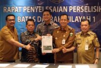 KESEPAKATAN BATAS DAERAH: Gubernur Jambi, Al Haris (kanan), bersama Bupati Muarojambi, Bambang Bayu Suseno (dua dari kanan), didampingi Direktur Toponimi dan Batas Daerah Kemendagri, Raziras Rahmadillah (tengah), menunjukkan dokumen kesepakatan dalam Rapat Penyelesaian Perselisihan Batas Daerah Wilayah 1 di Orchardz Hotel Jayakarta, Jakarta, Senin (18/5/2026). Pertemuan ini menandai diserahkannya keputusan akhir sengketa tapal batas Batanghari-Muarojambi kepada Kemendagri setelah buntu selama 27 tahun. (Foto: Diskominfo Jambi)