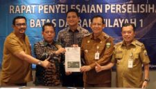 KESEPAKATAN BATAS DAERAH: Gubernur Jambi, Al Haris (kanan), bersama Bupati Muarojambi, Bambang Bayu Suseno (dua dari kanan), didampingi Direktur Toponimi dan Batas Daerah Kemendagri, Raziras Rahmadillah (tengah), menunjukkan dokumen kesepakatan dalam Rapat Penyelesaian Perselisihan Batas Daerah Wilayah 1 di Orchardz Hotel Jayakarta, Jakarta, Senin (18/5/2026). Pertemuan ini menandai diserahkannya keputusan akhir sengketa tapal batas Batanghari-Muarojambi kepada Kemendagri setelah buntu selama 27 tahun. (Foto: Diskominfo Jambi)