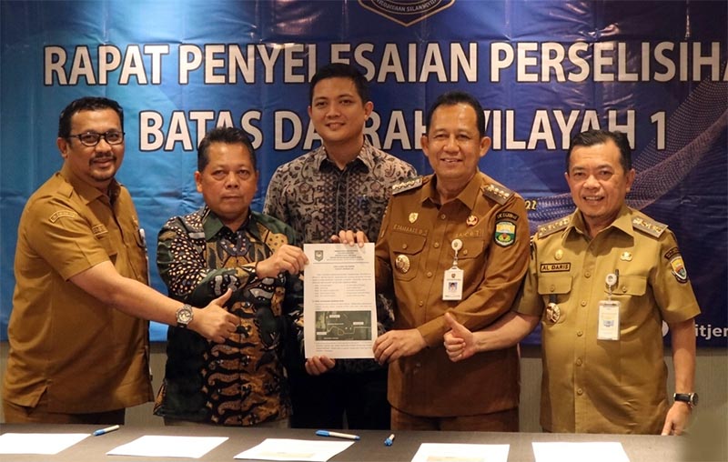 KESEPAKATAN BATAS DAERAH: Gubernur Jambi, Al Haris (kanan), bersama Bupati Muarojambi, Bambang Bayu Suseno (dua dari kanan), didampingi Direktur Toponimi dan Batas Daerah Kemendagri, Raziras Rahmadillah (tengah), menunjukkan dokumen kesepakatan dalam Rapat Penyelesaian Perselisihan Batas Daerah Wilayah 1 di Orchardz Hotel Jayakarta, Jakarta, Senin (18/5/2026). Pertemuan ini menandai diserahkannya keputusan akhir sengketa tapal batas Batanghari-Muarojambi kepada Kemendagri setelah buntu selama 27 tahun. (Foto: Diskominfo Jambi)