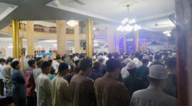 SuasanaTarawih Perdana, Ramadhan 1443 H Jemaah Penuhi Masjid Nurul Iman Kuala Tungkal, Sabtu (2/4/22) malam. FOTO : LT