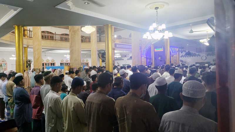 SuasanaTarawih Perdana, Ramadhan 1443 H Jemaah Penuhi Masjid Nurul Iman Kuala Tungkal, Sabtu (2/4/22) malam. FOTO : LT