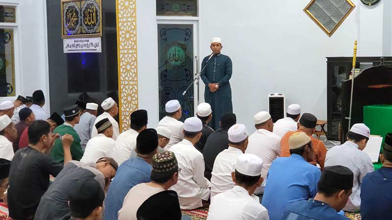 Dandim 0419/Tanjab Letkon Kav Muslim Rahim Tompo SH., M.Si Saat Sampaikan Sambutan di Masjid As-Syarif, Rabu (22/3/23). FOTO : Ngah