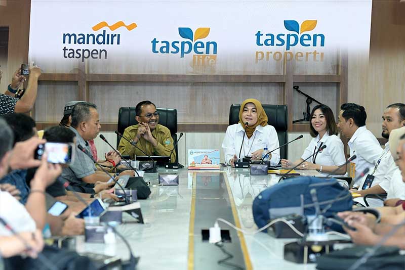 Kepala Dinas Komunikasi dan Informasi (Kominfo) Sumut Ilyas Sitorus saat konferensi Pers bersama Branch Manage Anne Roosfianti  Distribution Head 1 Bank Mandiri Taspen Tiara Mayasari, Branch Manager Taspen Medan Davit Meringgo, dan Business Control Taspen Medan Azhar pada sosialisasi program-prorgam PT Taspen di Kantor Gubernur Sumut, Jalan Pangeran Diponegoro, Senin (6/5). FOTO : Ist