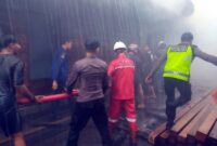 Proses pemadaman api oleh petugas gabungan dibantu Masyarakat. FOTO : Ist