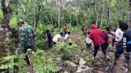 Satgas Pamtas RI-RDTL Yonif 743/PSY Bersama Masyarakat Tanam 500 Pohon, Selasa (28/12/21).
