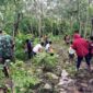 Satgas Pamtas RI-RDTL Yonif 743/PSY Bersama Masyarakat Tanam 500 Pohon, Selasa (28/12/21).