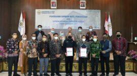 Acara Penyerahan Laporan Hasil Pemeriksaan (LHP) atas LKPD Tebo Tahun Anggaran 2021 oleh Kepala Perwakilan BPK Perwakilan Provinsi Jambi, Rio Tirta kepada Ketua DPRD Tebo, Mazlan dan Bupati Tebo, H. Sukandar di Kantor BPK Perwakilan Provinsi Jambi, Kamis (12/5/22). FOTO : ISt