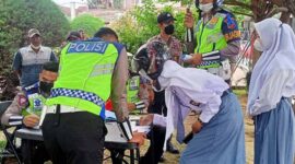 Warga Masyarakat yang terjaring razia saat menerima Surat Tilang dari Anggota Satlantas Polres Tanjung Jabung Barat atas pelanggaran yang dilakukan, Senin (13/6/22). FOTO : lintastungkal