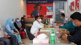Pelanggan Telkomsel di Tanjung Jabung Barat saat melakukan proses Migrasi Simcard 4G di GraPARI Kuala Tungkal, Rabu (19/10/22). FOTO : Bas/LT