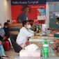 Pelanggan Telkomsel di Tanjung Jabung Barat saat melakukan proses Migrasi Simcard 4G di GraPARI Kuala Tungkal, Rabu (19/10/22). FOTO : Bas/LT