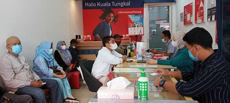 Pelanggan Telkomsel di Tanjung Jabung Barat saat melakukan proses Migrasi Simcard 4G di GraPARI Kuala Tungkal, Rabu (19/10/22). FOTO : Bas/LT