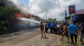 Proses Pemadaman Kebakaran oleh Tim Gabungan, Jum'at (19/8/23). FOTO : Sek Pengabuan