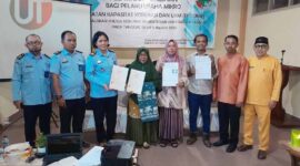 Pelaku UMKM saat menerima tanda terdaftar Hak Kekayaan Intelektual. FOTO : Ist