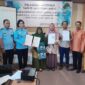 Pelaku UMKM saat menerima tanda terdaftar Hak Kekayaan Intelektual. FOTO : Ist