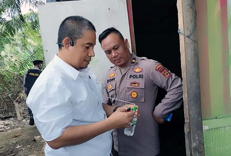 Operasi Antik Polda Jambi Gerebek Satu Rumah dan Base Camp Penyalahgunaan Narkotika di Desa Tangkit Kecamatan Sungai Gelam Kabupaten Muaro Jambi, Senin (13/5/24). FOTO : HUMAS