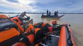 Tim SAR Gabungan Saat Evakuasi Lansia Terjatuh di Dermaga Sungai Berbak Tanjab Timur Ditemukan Meninggal. FOTO : HUMS SAR JAMBI