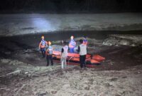 Tim Rescue Basarnas Jambi Melakukan Pencarian Remaja Tenggelam Saat Mandi di Sungai Batanghari Jambi, Jumat (15/9/23). FOTO : HMS BASARNAS