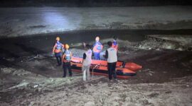 Tim Rescue Basarnas Jambi Melakukan Pencarian Remaja Tenggelam Saat Mandi di Sungai Batanghari Jambi, Jumat (15/9/23). FOTO : HMS BASARNAS