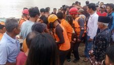 Evakuasi Muhammad Fatih Warga Tebo yang Tenggelam saat Mandi di Sungai Batanghari Ditemukan Sudah Meninggal. FOTO : HMS