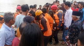 Evakuasi Muhammad Fatih Warga Tebo yang Tenggelam saat Mandi di Sungai Batanghari Ditemukan Sudah Meninggal. FOTO : HMS