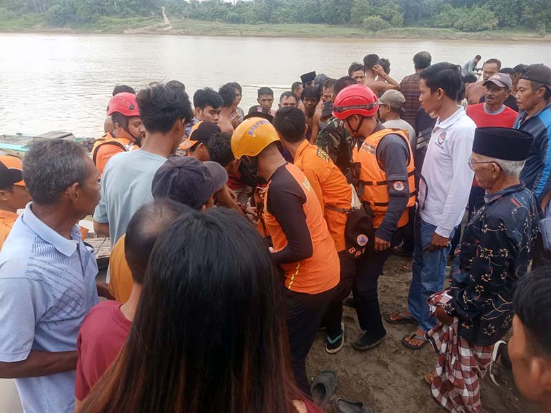 Evakuasi Muhammad Fatih Warga Tebo yang Tenggelam saat Mandi di Sungai Batanghari Ditemukan Sudah Meninggal. FOTO : HMS