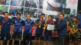 Ketua Umum Persatuan Tenis Meja (PTM) Akal Sehat Jiwa Sehat (ASJS) Desa Senaung M. Joni, M.Pd Menyerahkan Tropi Kepada Para Pemenang Turnamen PTM ASJS ke II 2022 di RT 04 RW 02 Desa Senaung, Sabtu (26/3/22) malam. FOTO : Noval