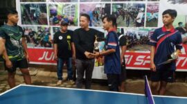 Asnawi Rifai saat Serahkan Tropi Kepada Pemenang Turnamen PTM ASJS ke II 2022 di RT 04 RW 02 Desa Senaung, Sabtu (26/3/22) malam. FOTO : Noval
