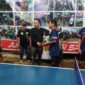 Asnawi Rifai saat Serahkan Tropi Kepada Pemenang Turnamen PTM ASJS ke II 2022 di RT 04 RW 02 Desa Senaung, Sabtu (26/3/22) malam. FOTO : Noval