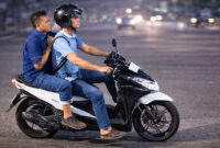 KETERANGAN KEJADIAN:
Foto ini merupakan bukti krusial dalam kasus penyerangan terhadap Andrie Yunus yang terjadi di Jalan Salemba I, Jakarta Pusat, pada Kamis, 12 Maret 2026, pukul 23.37 WIB. Cairan kimia yang disiramkan pelaku menyebabkan luka serius pada wajah korban dan menghanguskan pakaian yang dikenakannya. (SUMBER : REKON dari CCTV BEREDAR/LT)