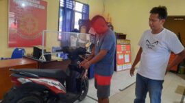 Pelaku Curanmor dan Barang Bukti Diamankan di Polsek Jambi Selatan. FOTO : Humas/Dhea