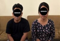 Dua orang terduga pelaku peredaran narkotika jenis sabu berinisial KM (kiri) dan CT (kanan) saat diamankan setelah diringkus oleh Satresnarkoba Polres Muaro Jambi di Desa Nyogan, Kecamatan Mestong, Kabupaten Muaro Jambi. (Foto: Dok. Polres Muaro Jambi)