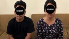 Dua orang terduga pelaku peredaran narkotika jenis sabu berinisial KM (kiri) dan CT (kanan) saat diamankan setelah diringkus oleh Satresnarkoba Polres Muaro Jambi di Desa Nyogan, Kecamatan Mestong, Kabupaten Muaro Jambi. (Foto: Dok. Polres Muaro Jambi)