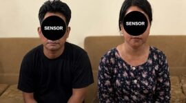 Dua orang terduga pelaku peredaran narkotika jenis sabu berinisial KM (kiri) dan CT (kanan) saat diamankan setelah diringkus oleh Satresnarkoba Polres Muaro Jambi di Desa Nyogan, Kecamatan Mestong, Kabupaten Muaro Jambi. (Foto: Dok. Polres Muaro Jambi)