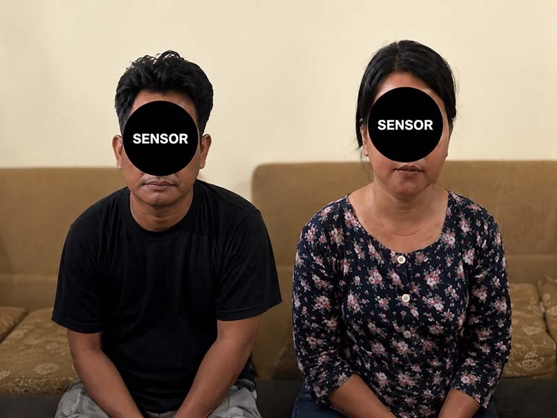Dua orang terduga pelaku peredaran narkotika jenis sabu berinisial KM (kiri) dan CT (kanan) saat diamankan setelah diringkus oleh Satresnarkoba Polres Muaro Jambi di Desa Nyogan, Kecamatan Mestong, Kabupaten Muaro Jambi. (Foto: Dok. Polres Muaro Jambi)