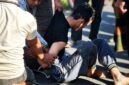 Pelaku dugaan penganiayaan berat diamankan warga dan petugas sesaat setelah kejadian di kawasan Jalan Syarif Hidayatullah, Kelurahan Tungkal II, Kecamatan Tungkal Ilir, Sabtu (27/6/2026). Pelaku kemudian diserahkan kepada personel Polres Tanjung Jabung Barat. (FOTO : Dok. Medsos TJB)