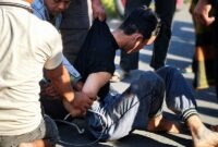 Pelaku dugaan penganiayaan berat diamankan warga dan petugas sesaat setelah kejadian di kawasan Jalan Syarif Hidayatullah, Kelurahan Tungkal II, Kecamatan Tungkal Ilir, Sabtu (27/6/2026). Pelaku kemudian diserahkan kepada personel Polres Tanjung Jabung Barat. (FOTO : Dok. Medsos TJB)