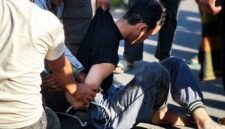 Pelaku dugaan penganiayaan berat diamankan warga dan petugas sesaat setelah kejadian di kawasan Jalan Syarif Hidayatullah, Kelurahan Tungkal II, Kecamatan Tungkal Ilir, Sabtu (27/6/2026). Pelaku kemudian diserahkan kepada personel Polres Tanjung Jabung Barat. (FOTO : Dok. Medsos TJB)