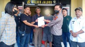 Kasat Reskrim Polres Muaro Jambi AKP Shirlen Noviani didampingi Kapolsek Jaluko AKP Rudy Hambali Saat Serah Terima Pelaku ke Polres Batanghari, Rabu (11/05/22). FOTO : Noval