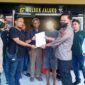 Kasat Reskrim Polres Muaro Jambi AKP Shirlen Noviani didampingi Kapolsek Jaluko AKP Rudy Hambali Saat Serah Terima Pelaku ke Polres Batanghari, Rabu (11/05/22). FOTO : Noval