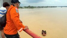 Tim SAR Berpacu dengan Arus Batanghari Cari Warga yang Terjun. FOTO : Humas SAR JAMbi