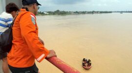 Tim SAR Berpacu dengan Arus Batanghari Cari Warga yang Terjun. FOTO : Humas SAR JAMbi