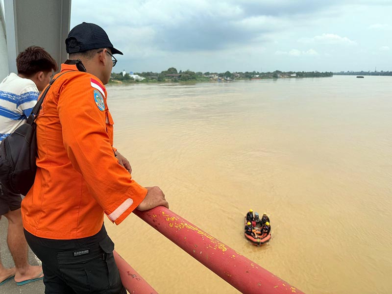 Tim SAR Berpacu dengan Arus Batanghari Cari Warga yang Terjun. FOTO : Humas SAR JAMbi