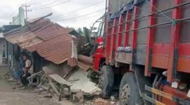 Tiga Kios Pedagang di Desa Penyengat Rendah Hancur Diseruduk Tronton, Kamis (24/2/22). FOTO : Noval