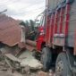 Tiga Kios Pedagang di Desa Penyengat Rendah Hancur Diseruduk Tronton, Kamis (24/2/22). FOTO : Noval