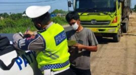 Langgar Ketentuan, Satlantas Polres Muaro Jambi Tilang Sejumlah Truk Angkutan, Senin (11/4/22). FOTO : Unit Laka PMJ