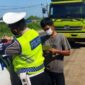 Langgar Ketentuan, Satlantas Polres Muaro Jambi Tilang Sejumlah Truk Angkutan, Senin (11/4/22). FOTO : Unit Laka PMJ